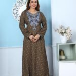 كشميري نص كم لون زيتي  فصوص على الصدر ذهبي