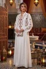 قطعه بيضاء مزينه ببتلات حمراء