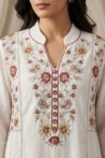 ⁦قطعه بيضاء مزينه ببتلات حمراء⁩ - الصورة ⁦2⁩