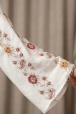 ⁦قطعه بيضاء مزينه ببتلات حمراء⁩ - الصورة ⁦3⁩