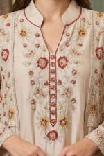 ⁦جلابيه لون كريمي ببتلات ورد حمراء⁩ - الصورة ⁦2⁩