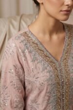 ⁦جلابيه خامه كريب مطرز بترتر فضي من الامام مع الاكمام⁩ - الصورة ⁦2⁩