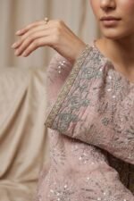 ⁦جلابيه خامه كريب مطرز بترتر فضي من الامام مع الاكمام⁩ - الصورة ⁦3⁩