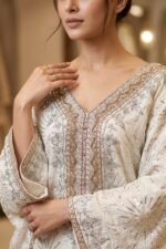 ⁦جلابيه بيضاء مطرزه بخيوط فضيه⁩ - الصورة ⁦2⁩